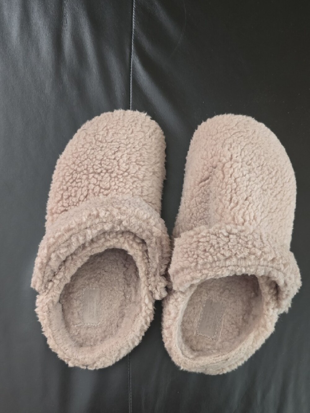 CROCS Plush Sherpa Slip-On Slippers in Khaki. Teddy Bear CROCS! - Picture 8 of 8